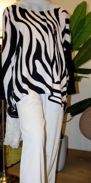 Exclusive Batik Lukis blouse (white black)