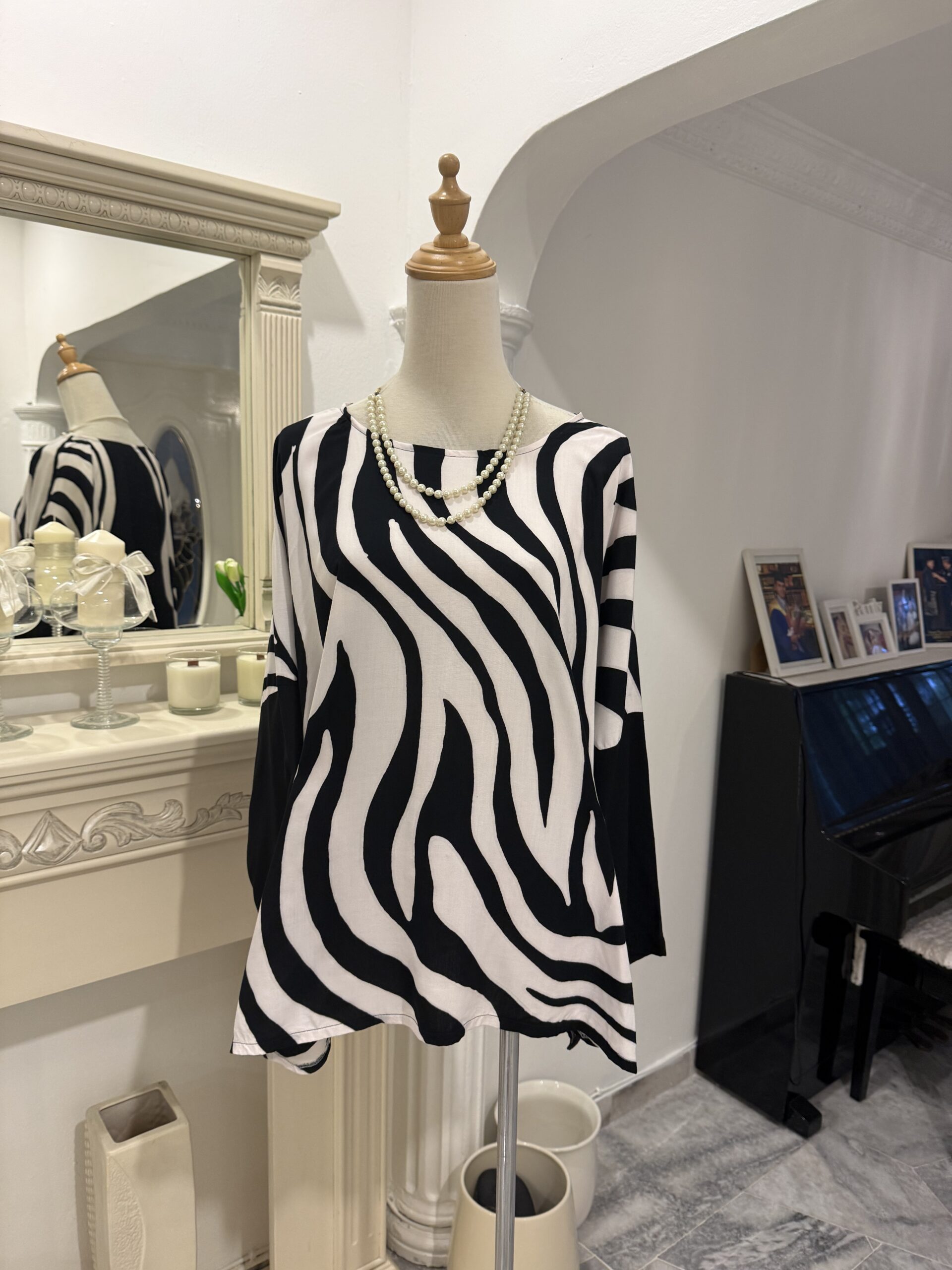 Exclusive Batik Lukis blouse (white black) - Image 2