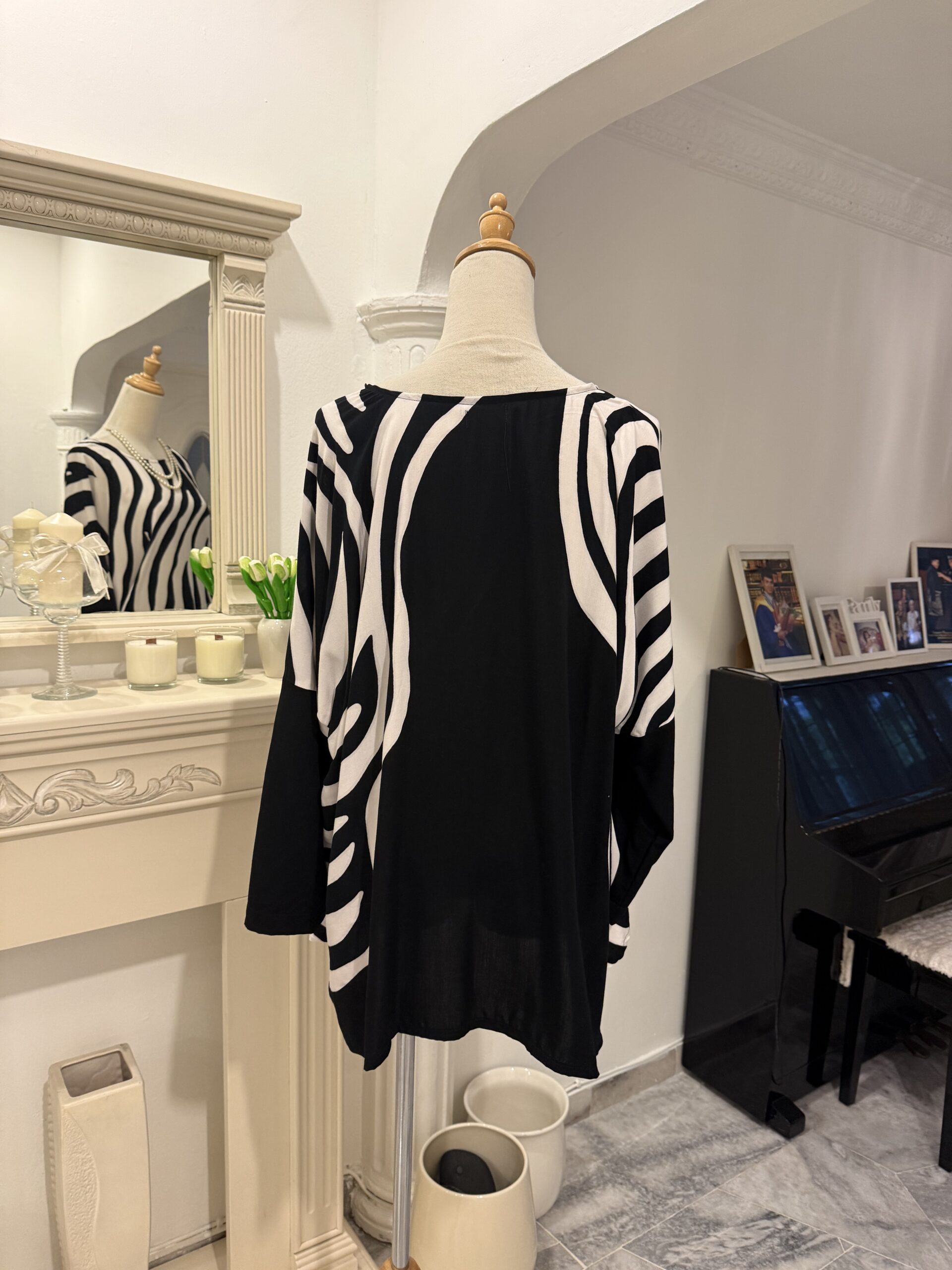 Exclusive Batik Lukis blouse (white black) - Image 3