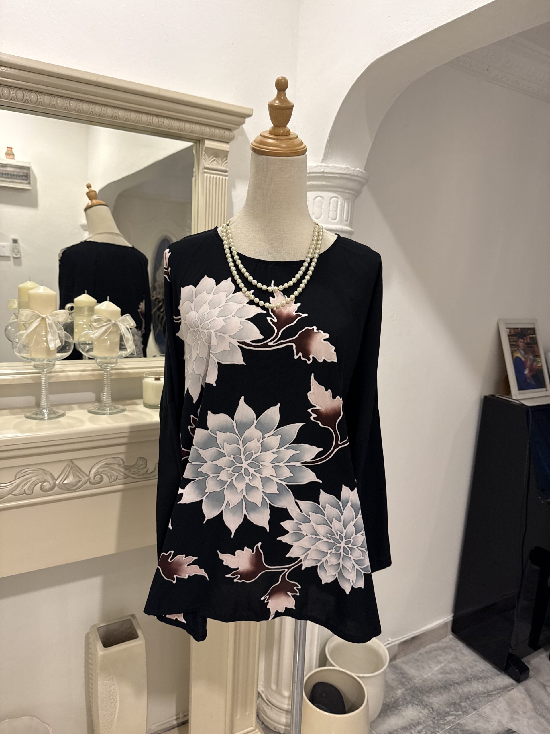 Exclusive Batik Lukis blouse (black) - Image 4